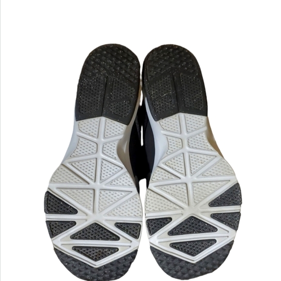 NIKE Women's Air Training Shoe - Picture 9 of 11